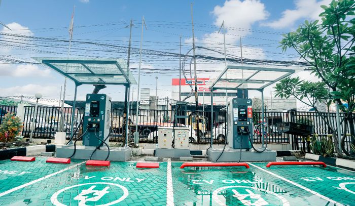 Showroom ini merupakan hasil kolaborasi Lepas dengan PT Trimegah Arta Mandiri dan berlokasi di Kota Bekasi, Jawa Barat.