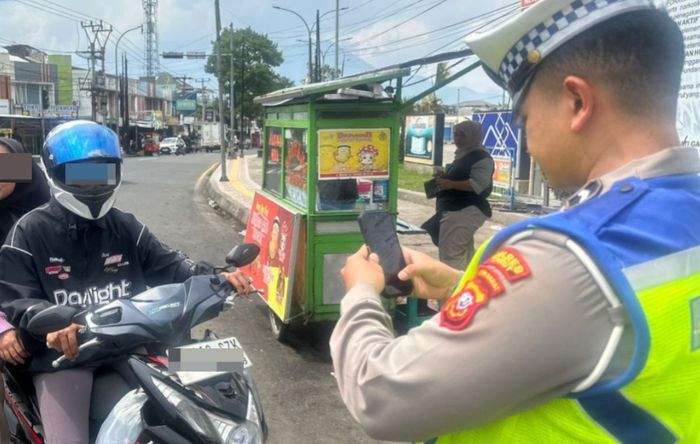 Satlantas Polres Garut mulai sosialisasi dan uji coba sistem tilang elektronik berbasis genggam atau Electronic Traffic Law Enforcement (ETLE) Handheld di wilayah Kabupaten Garut