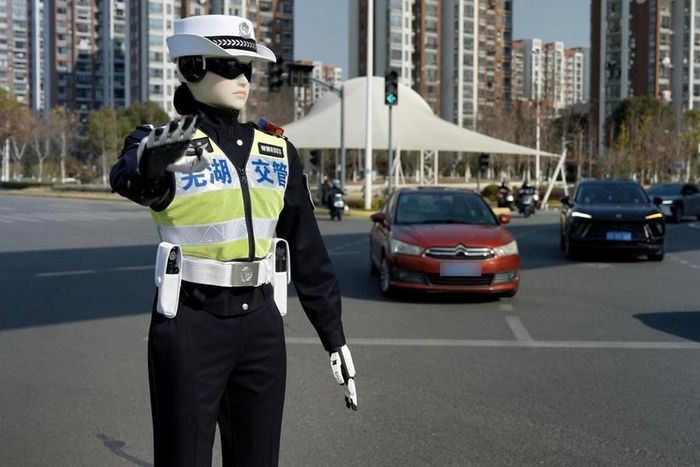 Dari dekat robot Polisi Lalu Lintas di kota Wuhu, Provinsi Anhui, China Timur