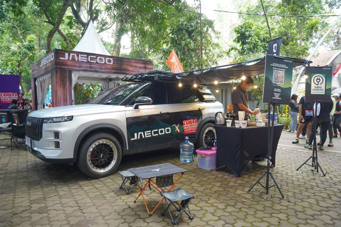 Tampak samping JAECOO J7 SHS-P Discover Edition yang berperan sebagai pemasok listrik bagi booth JAECOO di Tahura Trail Run 2026 melalui fitur Vehicle-to-Load (V2L).