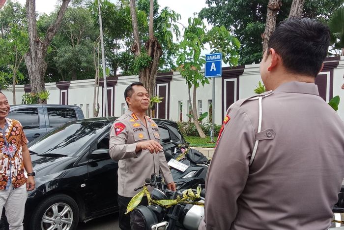 Kapolrestabes Surabaya, Kombes Pol Luthfie Sulistiawan saat meninjau motor-motor sitaan dari kasus pencurian sampai balap liar 