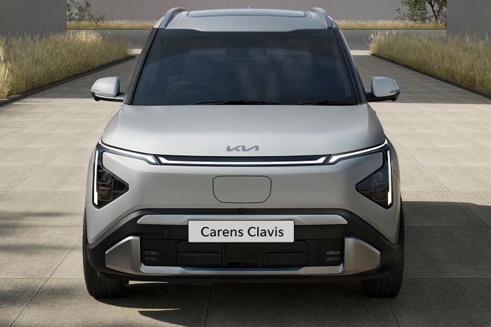 Bagian depan Kia Carens Clavis EV lengkap dengan gril panel dan port charger.