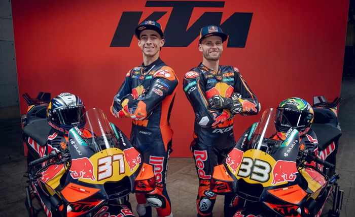 Red Bull KTM meluncurkan livery motor untuk MotoGP 2026 dengan Pedro Acosta (kiri) dan Brad Binder (kanan)