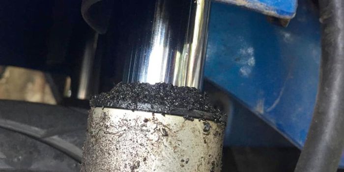 Sokbreker depan rembes 