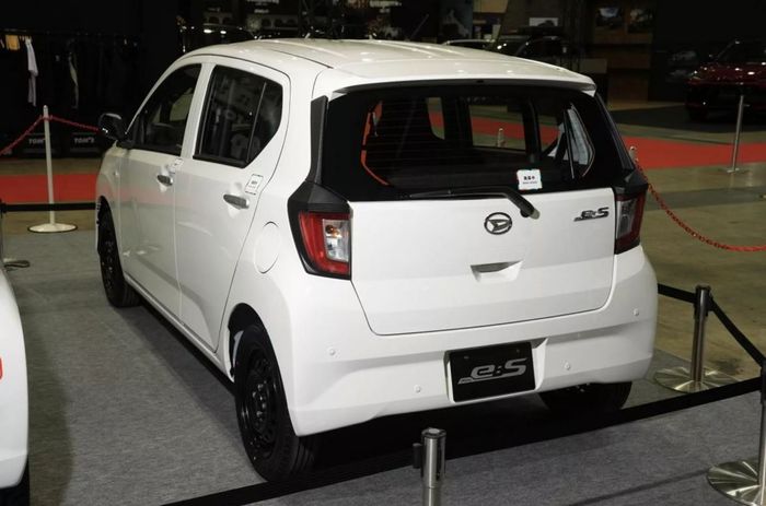 tampak belakang Daihatsu Mira e S D-Sport Racing yang tidak terlihat berbeda dari versi standar