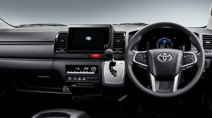 Interior Toyota Hiace terbaru, lengkap dengan instrumen kluster baru dan head unit lebih canggih.