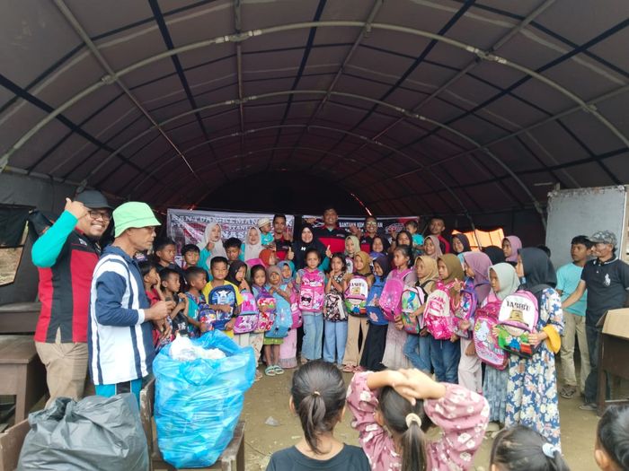 Bantuan juga mencakup perlengkapan sekolah untuk anak-anak