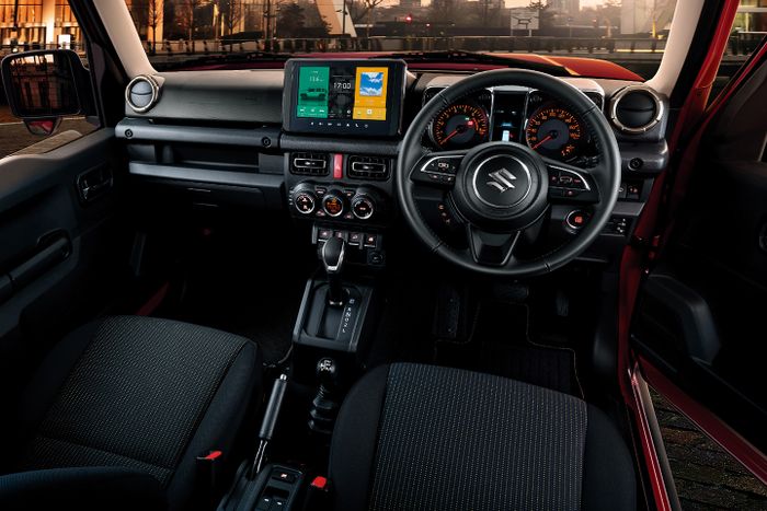 Interior Suzuki Jimny Nomade terbaru, terlihat dapat MID baru.