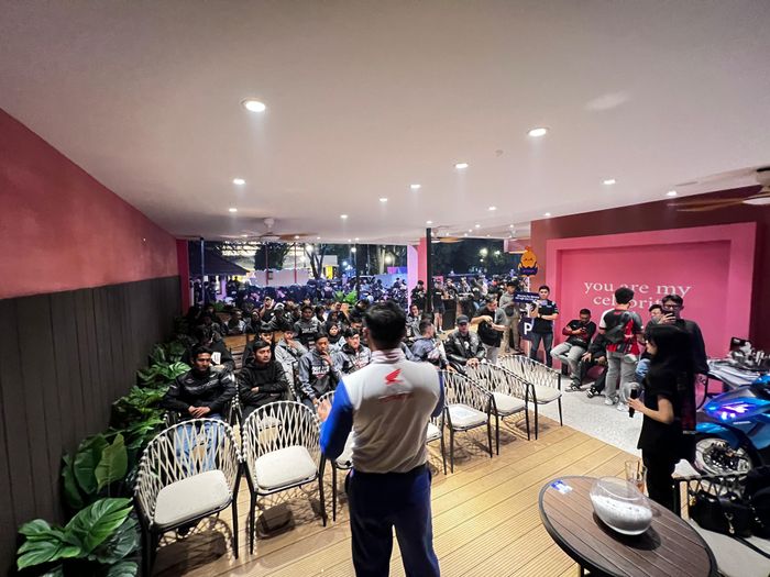 Kegiatan diisi Safety Riding Sharing serta talkshow inspiratif bersama Abah Ican pembalap drag bike asal kota Bandung. 