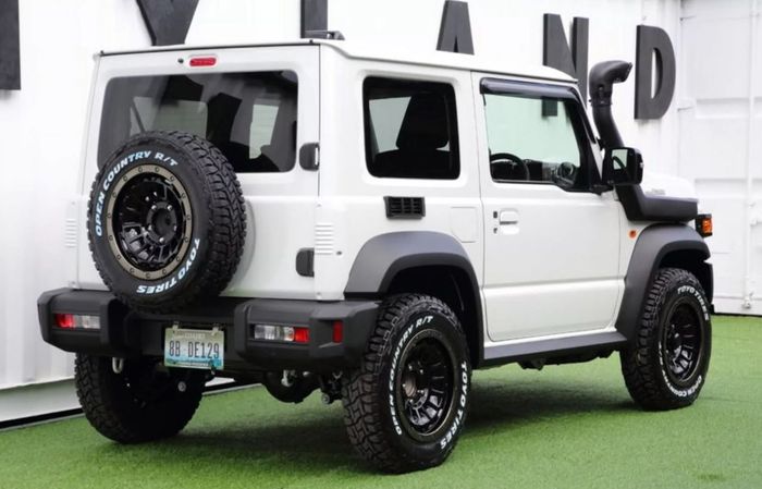 detail buritan Suzuki Jimny dengan bodykit 70YO.70