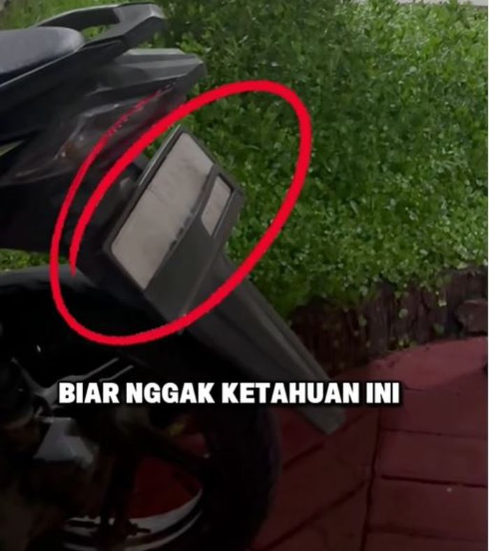 Pelat nomor Honda BeAT yang dipakai ketiga pelaku pencurian motor dibalik agar sulit dikenali Polisi