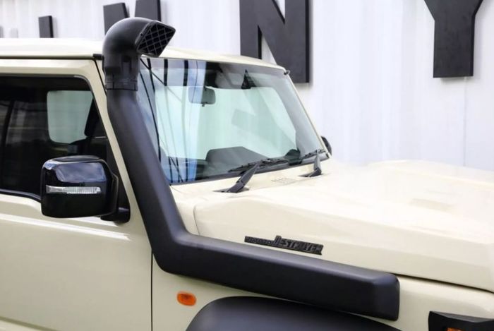 snorkel tambahan membuat tampilannya lebih sangar