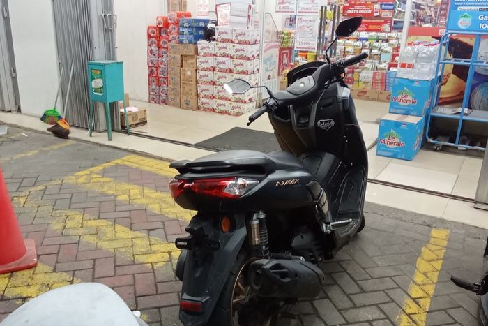 Yamaha NMAX warga Surabaya yang tidak dipasangi pelat nomor dengan alasan agar terlihat seperti motor baru 