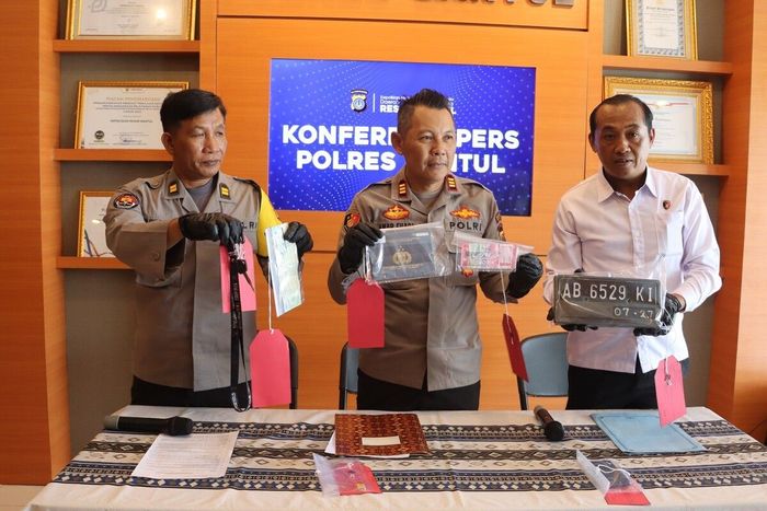Polisi menunjukkan barang bukti kasus pencurian sepeda motor di Pleret, Bantul. Polisi menggelar jumpa pers di Mapolres Bantul, Selasa (3/2/2026) 