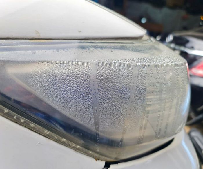 Embun yang berlebihan bisa mengganggu sorot lampu depan, yang membahayakan keselamatan