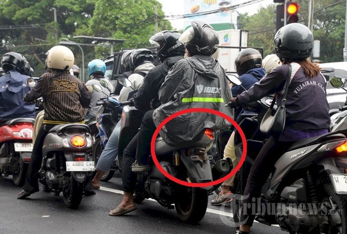 Salah satu pengendara Yamaha NMAX di Surabaya yang tidak memasang pelat nomor