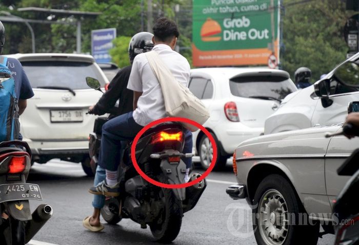 Contoh Honda Vario 160 warga Surabaya yang sengaja tidak memasang pelat nomor belakang