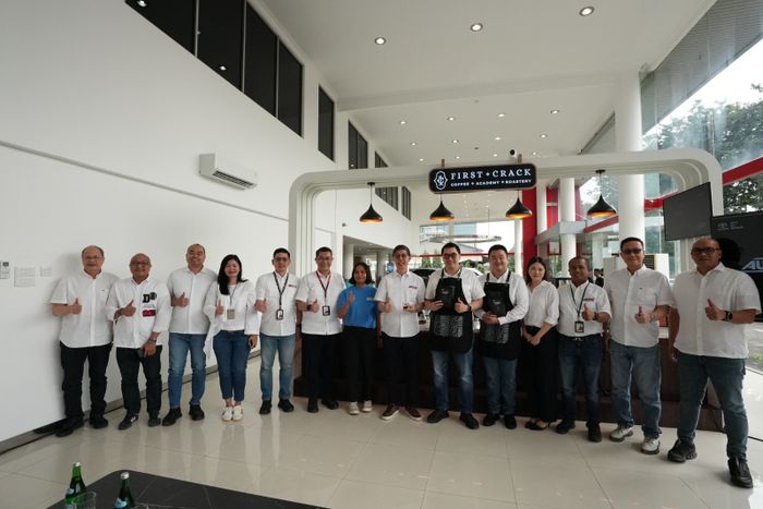 Manajemen Auto2000 melakukan foto bersama dengan Manajemen First Crack dan juga perwakilan awak media pada peresmian Cafe Auto2000 Puri Kembangan pada Rabu (4/2/2026).