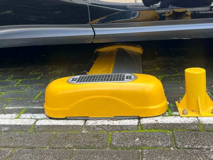 Pengembangan parkir kendaraan dengan konsep flaplock