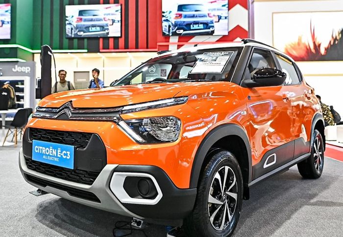 Di area booth IIMS 2026, pengunjung dapat melihat langsung seluruh lini kendaraan Citro&euml;n.