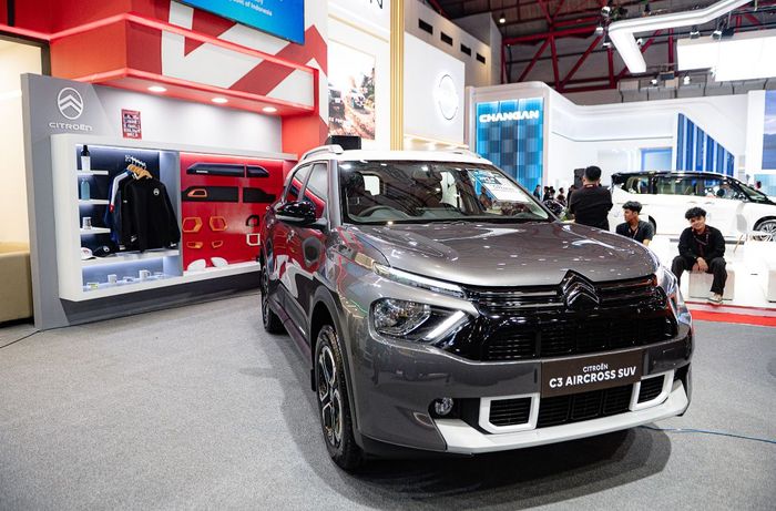 Di area booth IIMS 2026, pengunjung dapat melihat langsung seluruh lini kendaraan Citro&euml;n.
