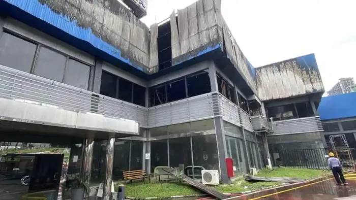 Kondisi bangunan karoseri Delima Jaya pasca terbakar, (6/2/26)