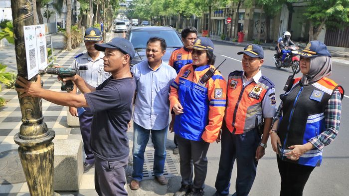 Pemasangan barcode QRIS untuk pembayaran parkir non tunai oleh Dinas Perhubungan Kota Surabaya