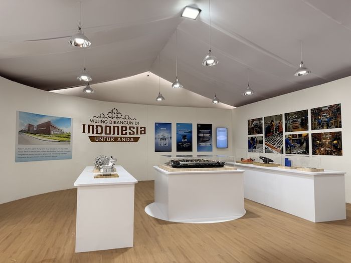 Wuling menyediakan booth di area outdoor untuk memperlihatkan komponen baterai mobil listrik, motor listrik, dan teknologi Wuling di Indonesia