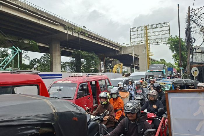 Kondisi Jalan Raya Latumeten, Grogol Petamburan, Jakarta Barat macet parah, (6/2/26)