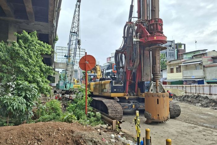 Alat berat di proyek pengerjaan flyover di kawasan Jalan Raya Latumeten, Grogol Petamburan, Jakarta Barat yang menyebabkan kemacetan parah, (6/2/26)