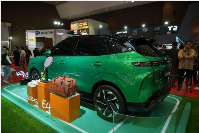 Bagian belakang mengusung Full-Width Independently Segmented Taillight sebagai identitas visual LEPAS E4