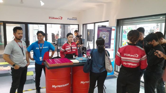 Untuk penukaran merchandise, pengunjung dapat menggunakan poin MyPertamina baik melalui aplikasi dengan poin spesial event