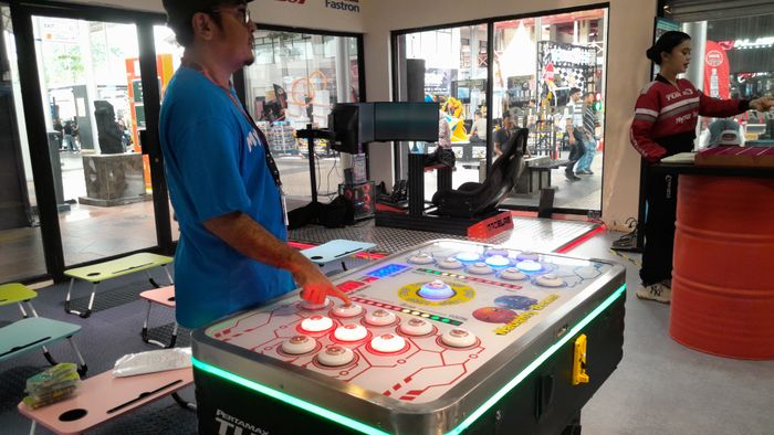 Di area utama Pertamax Garage, pengunjung dapat memperoleh informasi lengkap terkait layanan dan fitur MyPertamina, promo-promo yang sedang berlangsung