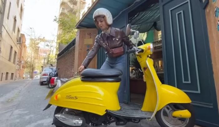 Merat Behnam, salah satu warga Iran wanita yang sudah mengendarai motor di jalan