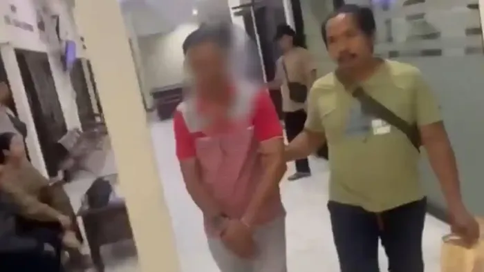 Oknum ASN kecamatan Parengan, kabupaten Tuban, Jawa Timur inisial J (53) yang menganiaya 4 petugas SPBU ditangkap Polisi