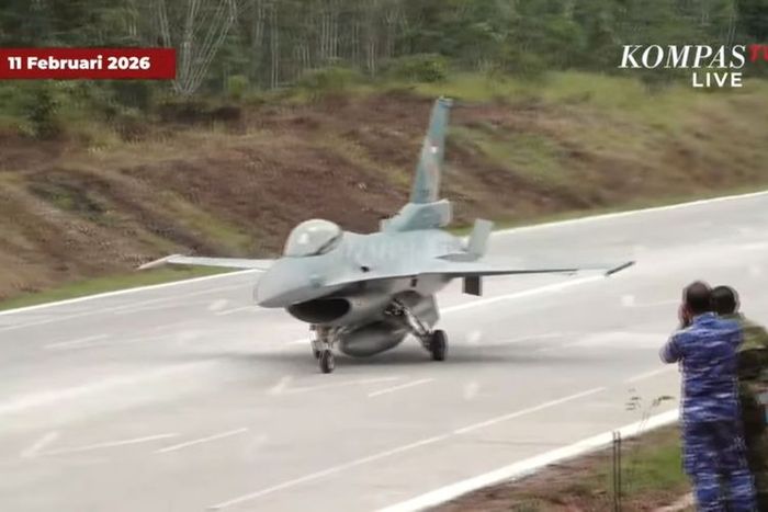 Pesawat Super Tucano dan F-16 melakukan uji coba pendaratan di Jalan Tol Terbanggi Besar?Pematang Panggang?Kayu Agung, Lampung, pada Rabu (11/2/2026)