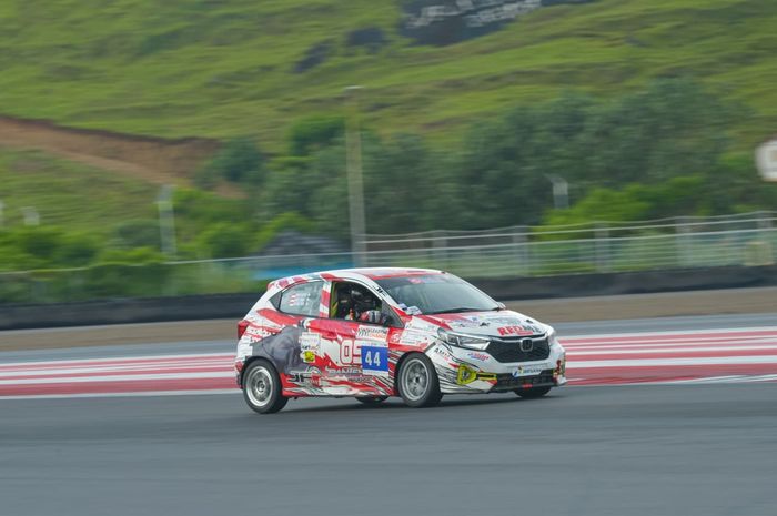 Mobil nomor 44 yang dikemudikan David Djaja, Rayhan Tania, dan Davino Satria berhasil finis di posisi ketiga