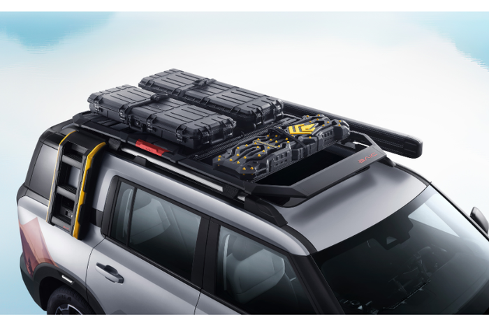 Fitur roof rail pada BJ30 HEV tipe ADVENTURE 