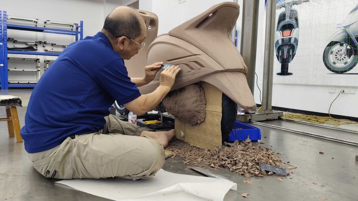 Proses pembuatan clay modelling Indomobil Emotor QT oleh Mang No