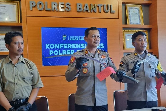 Barang bukti celurit yang dipakai tiga remaja merusak bodi Nissan Grand Livina di Jalan Imogiri Barat, Bantul, Yogyakarta