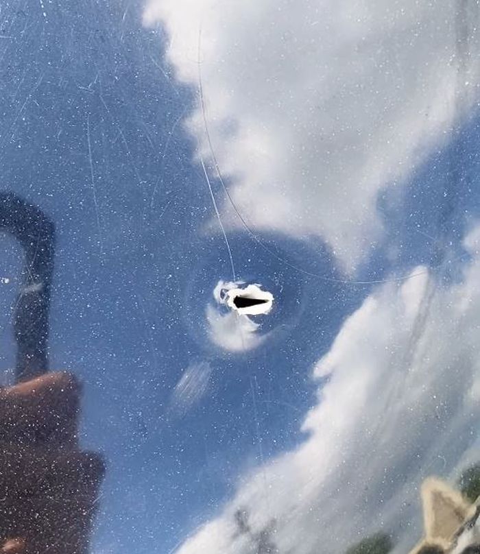 Lubang di bodi Nissan Grand Livina bekas sabetan celurit