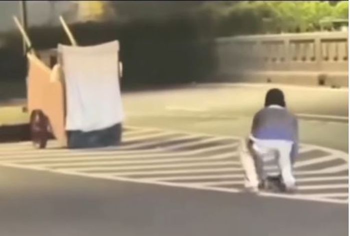 Aksi diduga pemulung mencuri road stud atau mata kucing jalan di Underpass Cawang, Jakarta Timur