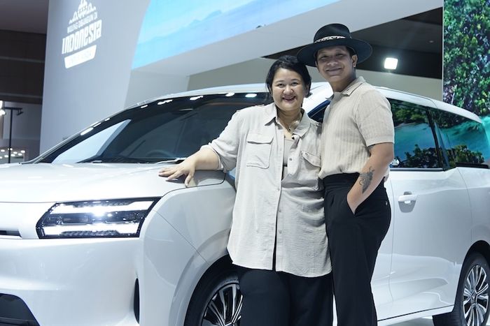 Putri Habibie yang turut melihat dan mencoba langsung Wuling Darion di IIMS 2026 menyampaikan kesannya terhadap tampilan dan fungsionalitas kendaraan ini sebagai mobil keluarga.