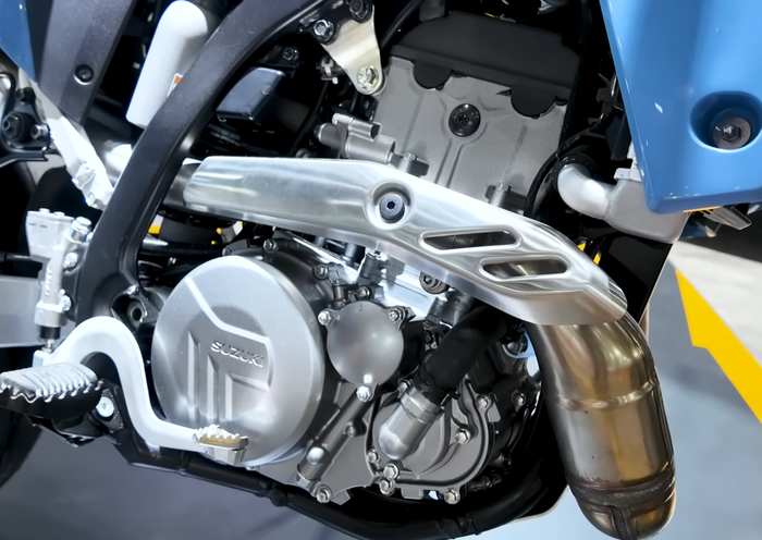 Suzuki DR-Z4SM menggendong mesin silinder tunggal 398 cc DOHC 4-klep berpendingin cairan yang gunakan 2 busi