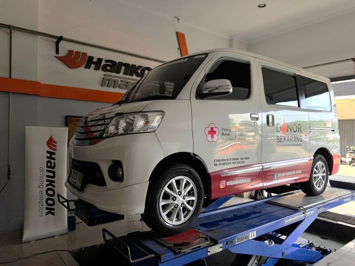 Donasi ban Hankook untuk ambulans