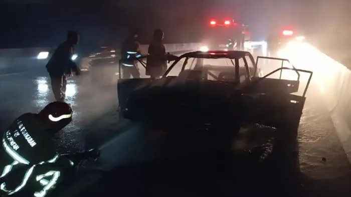 Kondisi Toyota Corolla DX pasca terbakar di tol Surabaya-Gresik, Jawa Timur, menyisakan kerangka bodi saja