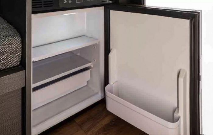 di dalam juga terdapat kulkas untuk mendinginkan makanan