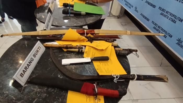 Senjata-senjata tajam yang ditemukan dari penangkapan dan penggerebekan gudang motor malingan di Tanah Merah, Tanjung Priok, Jakarta Utara