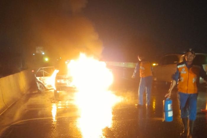 Kondisi saat Toyota Corolla DX 1982 terbakar dilumat api di tol Surabaya-Gresik wilayah Gulomantung, Kebomas, Gresik, Jawa Timur