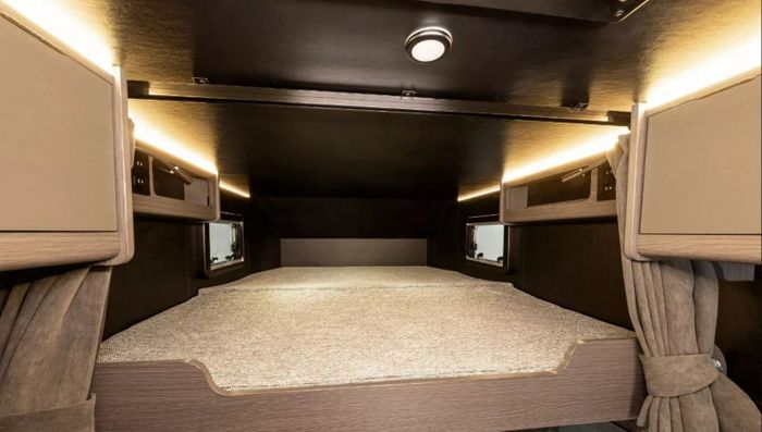 terdapat kasur yang membuatnya terasa seperti hotel berjalan